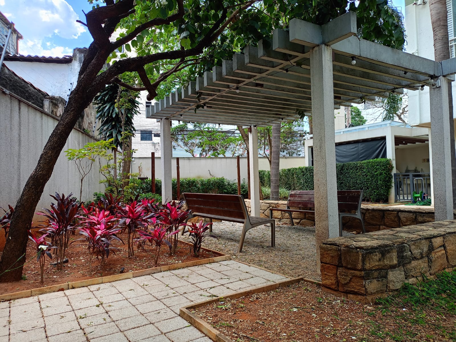 Entregas do Mês: Paisagismo Florido com Pedras Ornamentais, Canteiros e Cuidados Prediais